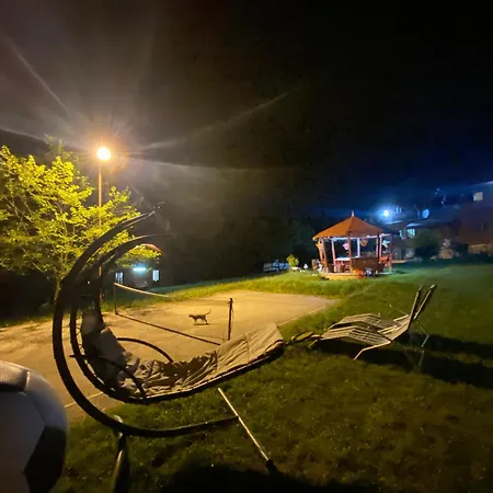Cabanuta Cu Teren De Tenis *